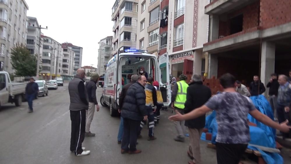 Oğlunun gözleri önünde 4. kattan düştü