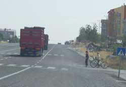 Çevre yolunda yayalar...