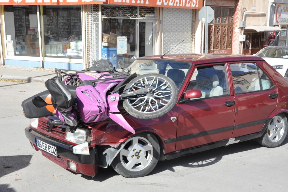Karaman'da ilginç kaza! Motosiklet kaputta kaldı