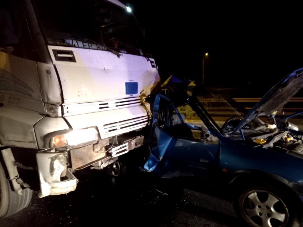 Sakarya'da meydana gelen kazada otomobil kağıt gibi ezildi