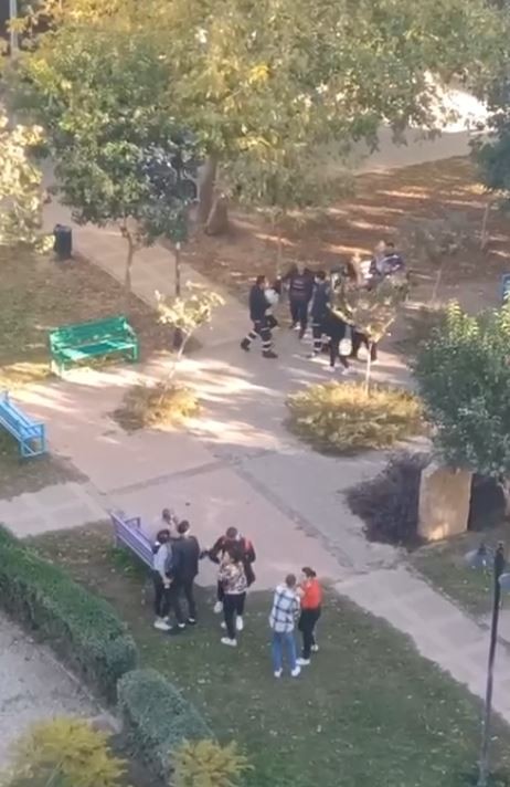 Gençler kavga etti banktakiler izledi