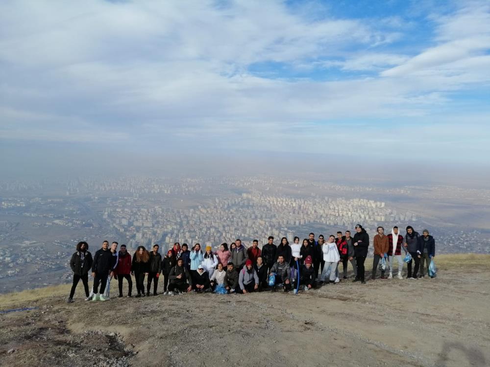 Türkiye'nin en yüksek dağından 65 torba çöp topladılar