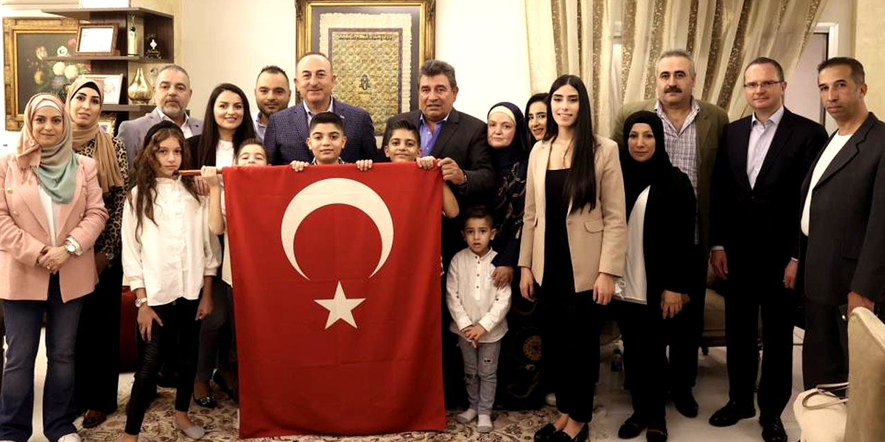 Bakan Çavuşoğlu Beyrut’ta Türk vatandaşları ile buluştu