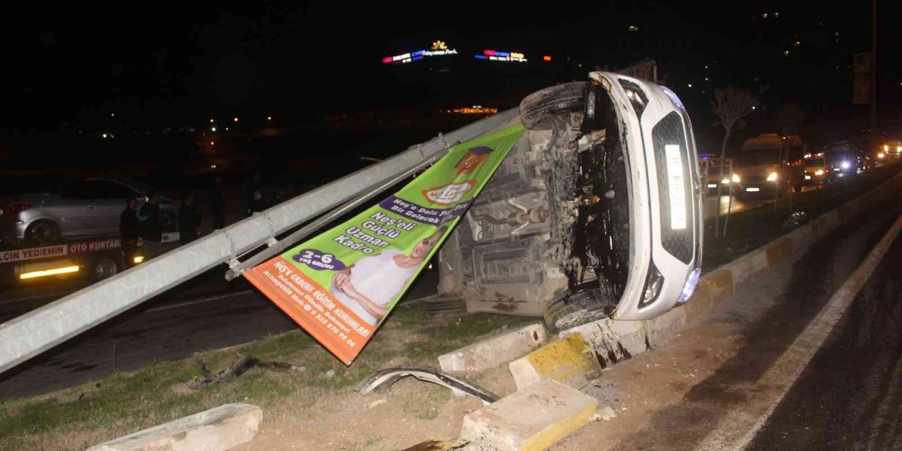 Islak yolda kaza yapan otomobil taklalar atarak refüje çıktı! 2 yaralı