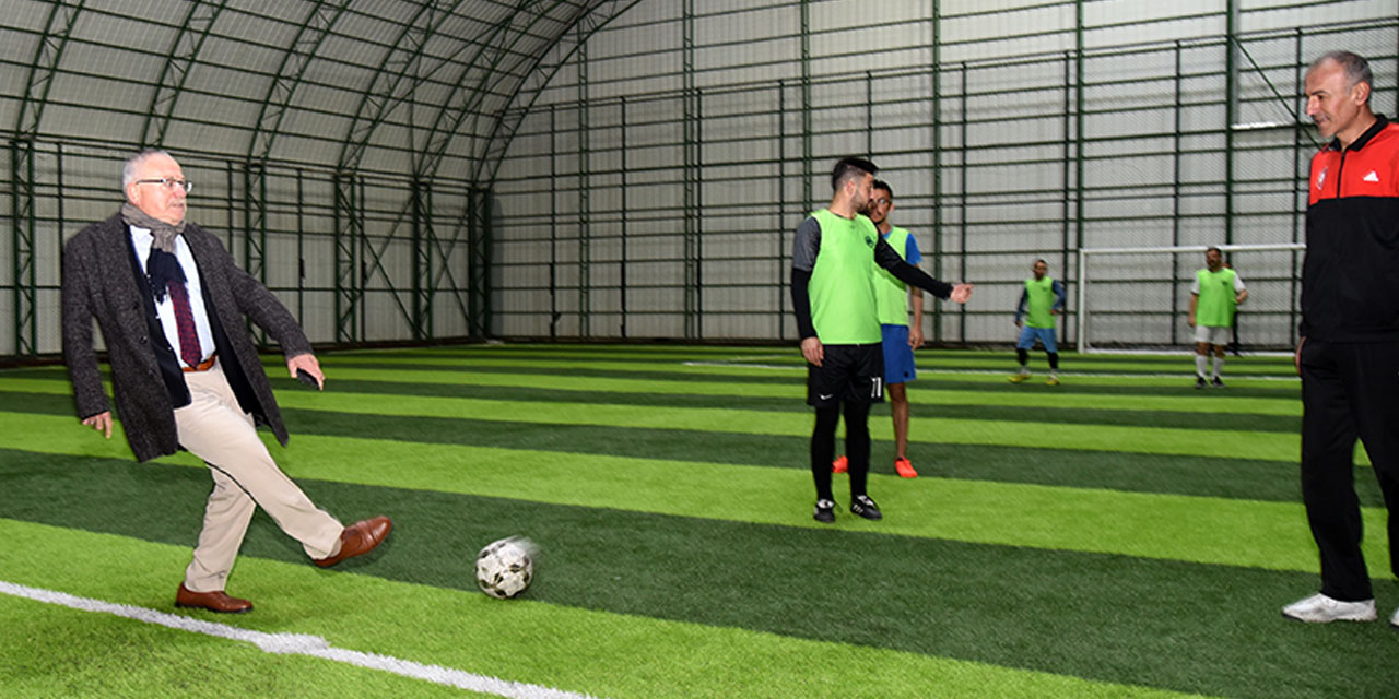 KMÜ'de geleneksel 'Birimler Arası Spor Oyunları' Rektör Ak'ın vuruşuyla başladı