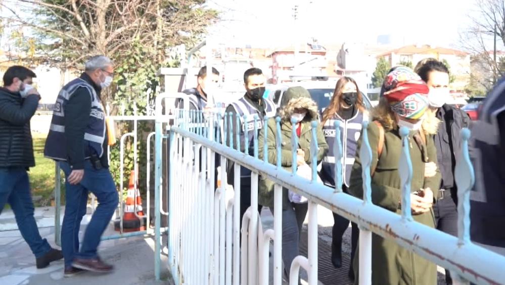 Bu da evlilik çetesi: Sahte anne ve babayla dolandırdılar
