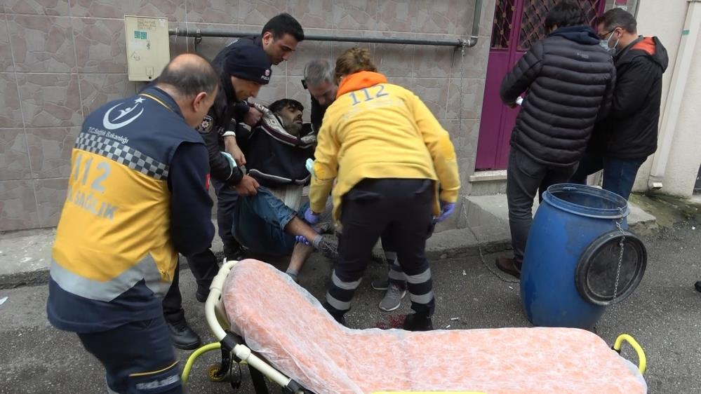 Annesini dövdü polisi bıçakladı ayağından vurulup ele geçirildi