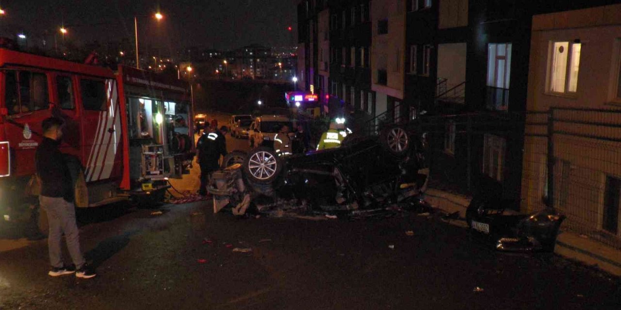 Islak zeminde kontrolden çıkan otomobil 50 metreden uçtu! Anne ve kızı yaralandı