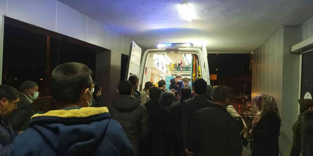 İki otomobil köprü üzerinde kafa kafaya çarpıştı! 6 yaralı