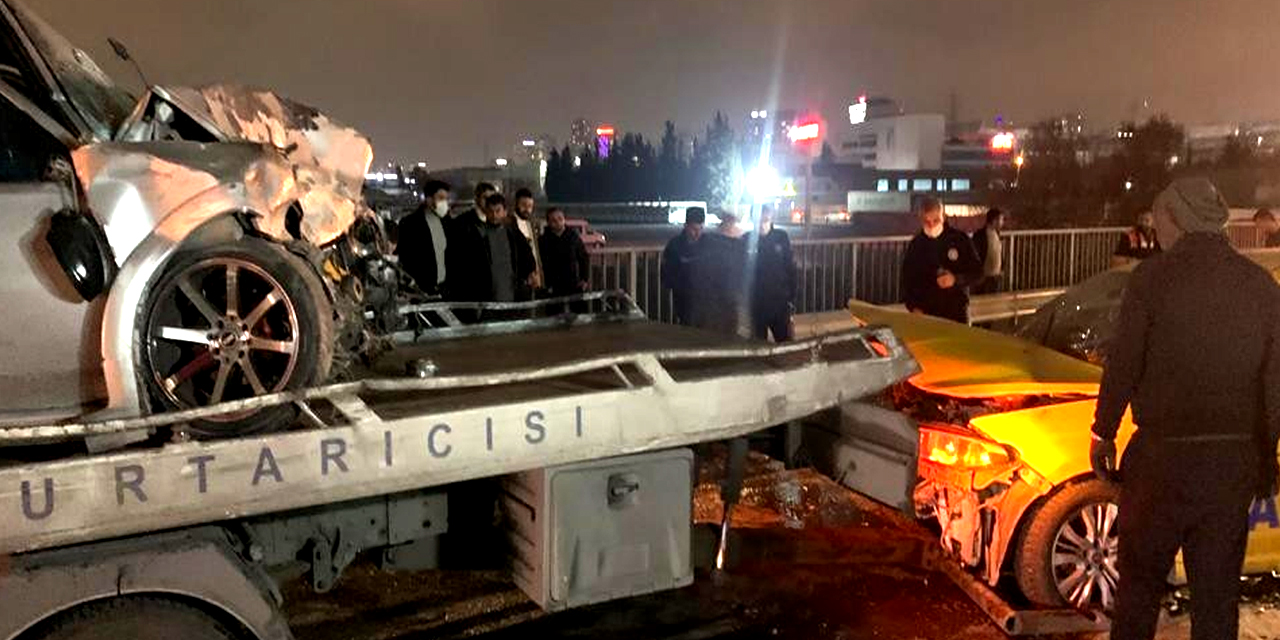 İstanbul'da karşı şeride uçan araç taksiyle kafa kafaya çarpıştı! 2si ağır 3 yaralı