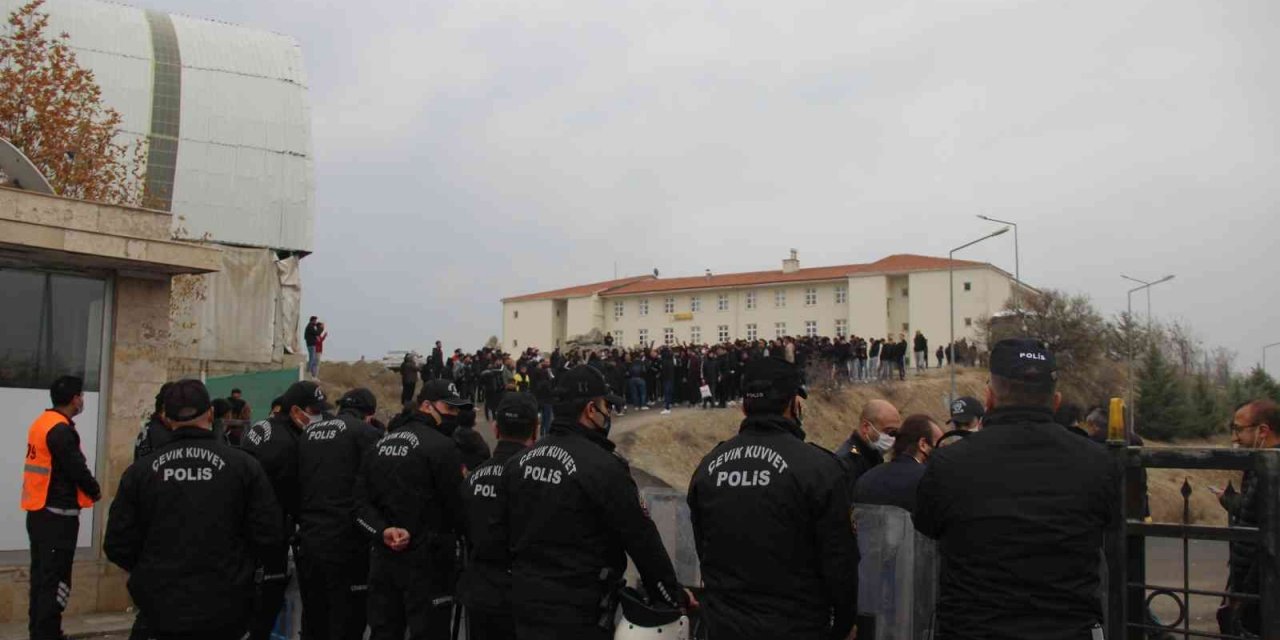 Deplasman yasağından habersiz 2 otobüs Beşiktaşlı taraftar salona giremedi