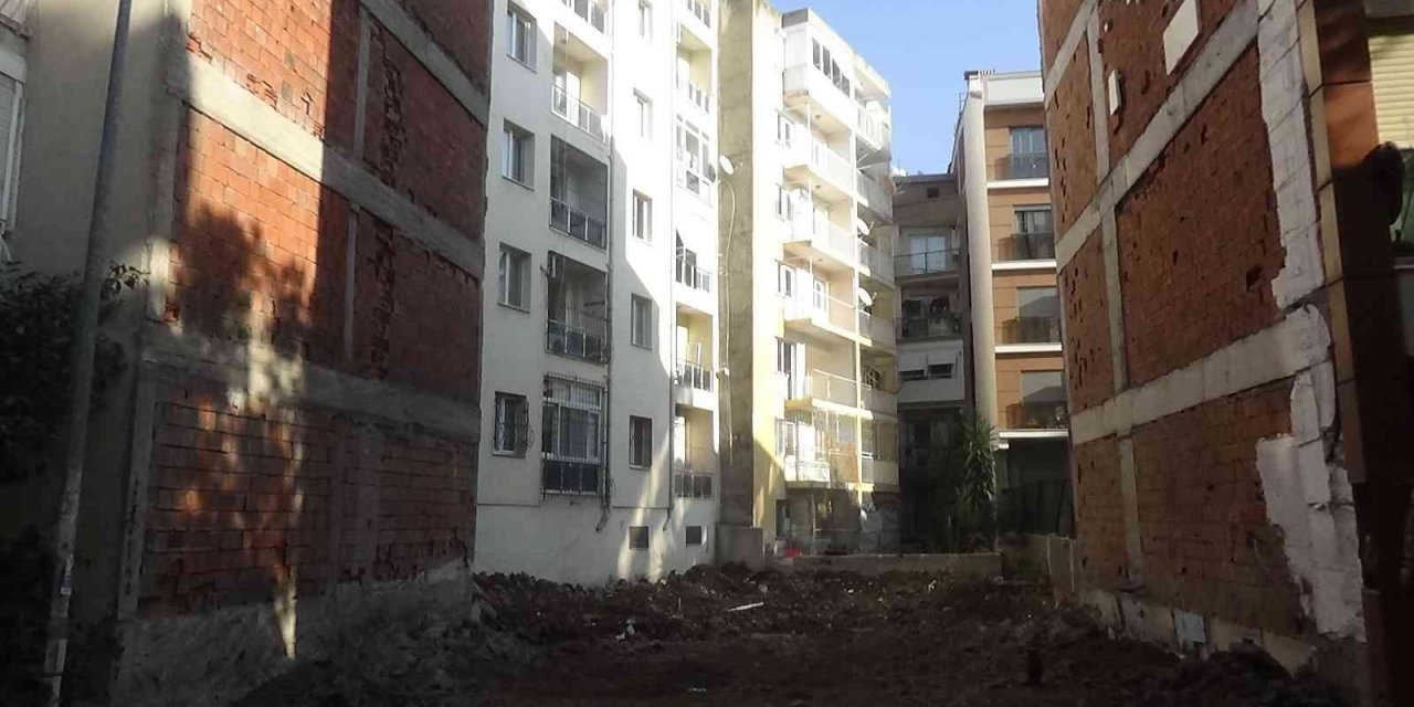 İzmir'de 5 binayı boşalttıran kazı! Çatıdaki fayanslar bile ayrıldı