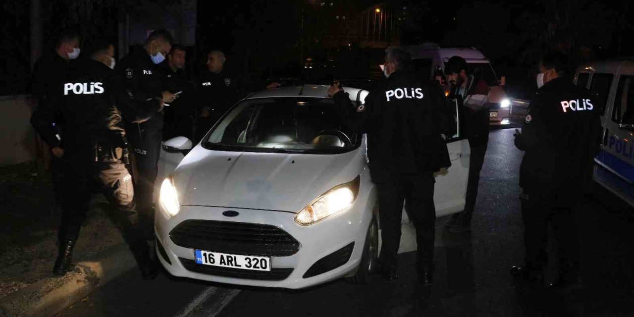 Polisin üzerine sürüp 40 kilometre kaçan ehliyetsiz sürücü yakalanınca 'görmedim' dedi