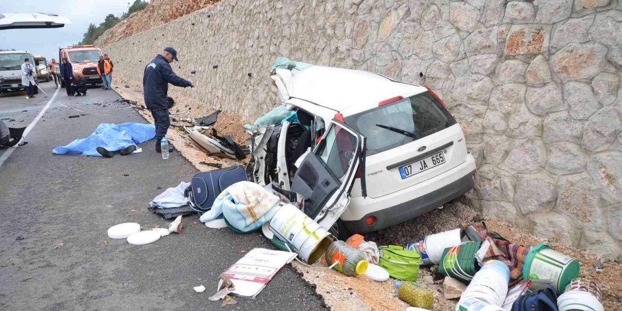 Konya - Antalya yolunda feci kaza! Otomobil ve minibüs kafa kafaya çarpıştı! 1 ölü 2 yaralı