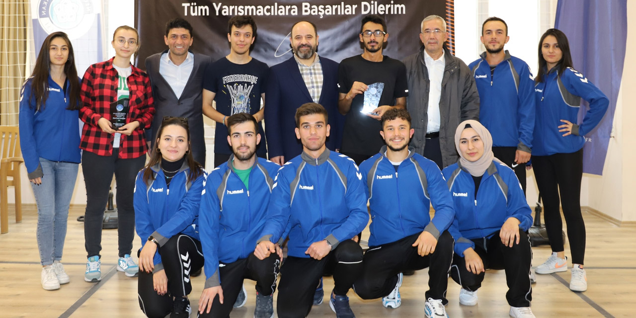 Necmettin Erbakan Üniversitesi Masa Tenisi Turnuvası'nda ödüller sahiplerini buldu