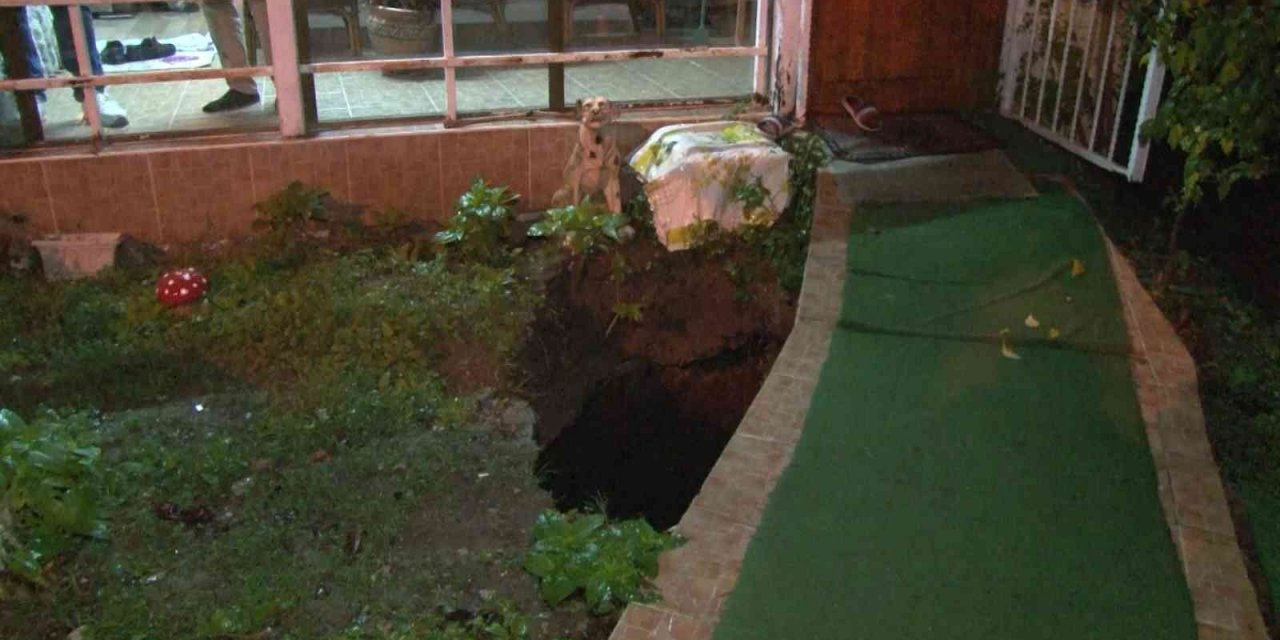 3 katlı binanın bahçesindeki çökme korkuttu