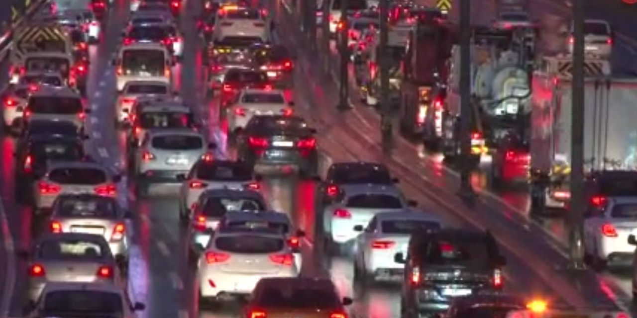 Sağanak yağmur İstanbul trafiğini felç etti!