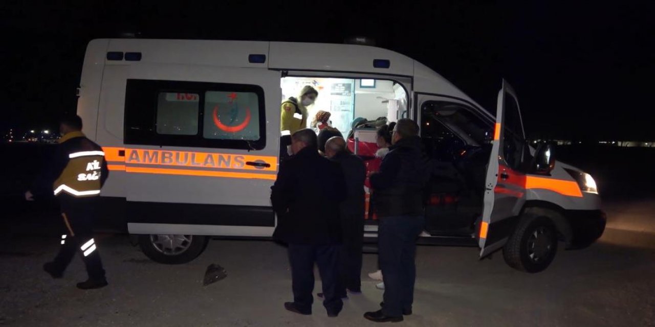 Yola fırlayan domuza çarpan otomobilde 3 kişi yaralandı