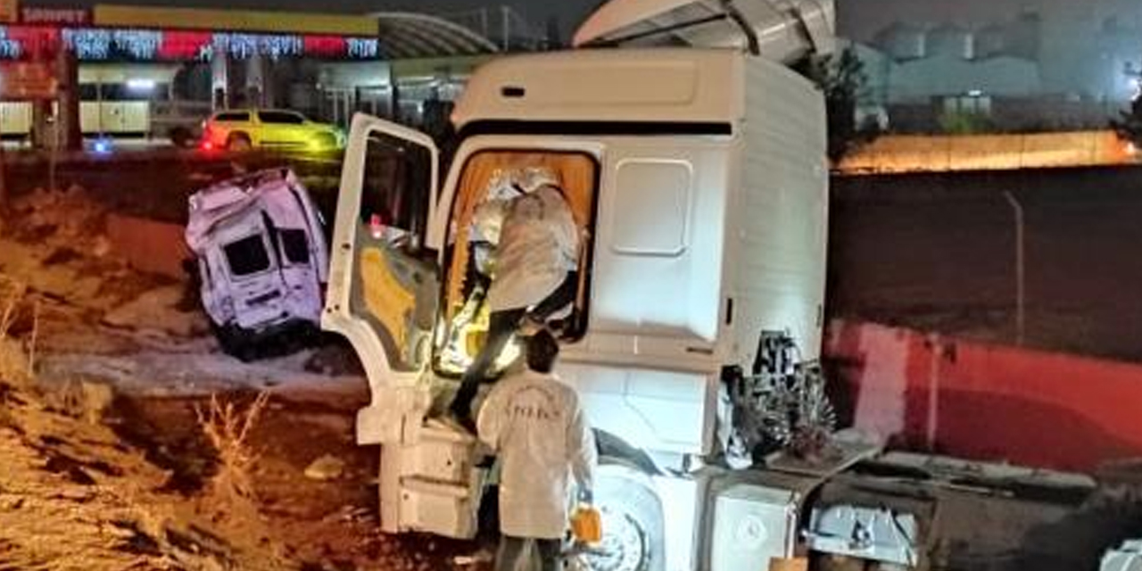 Çekici yol kenarında bekleyen minibüse çarptı! Şarampole yuvarlanan 14 kişi yaralandı