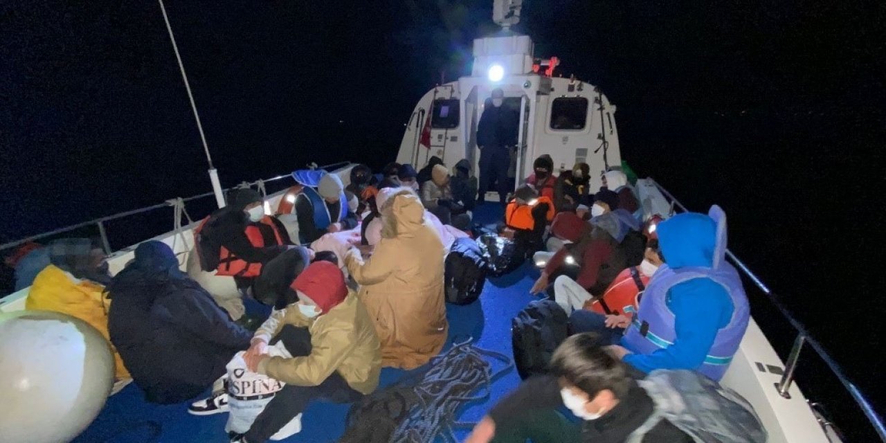 Yunanistan'ın Türk kara sularına geri ittiği 274 düzensiz göçmen daha kurtarıldı