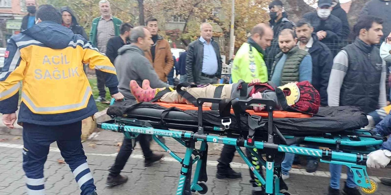 Gölbaşı'nda feci kaza! Otomobilin çarptığı 2 minik kız kardeş ağır yaralandı