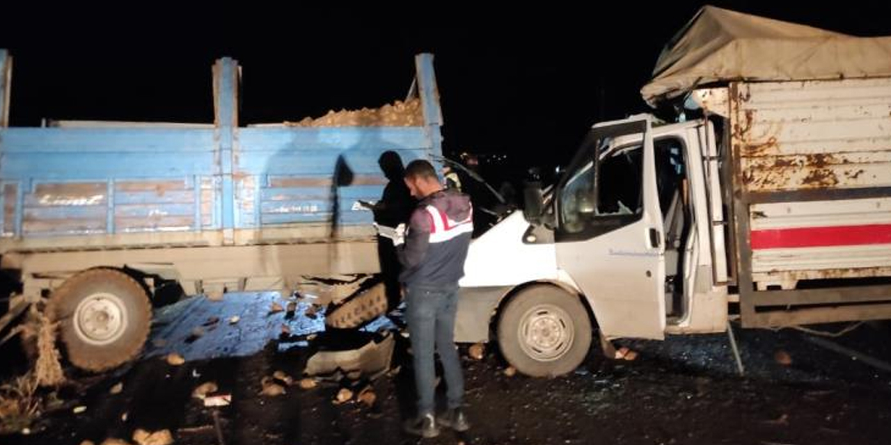 Kamyonet şeker pancarı yüklü traktöre çarptı! 2’si ağır 5 yaralı