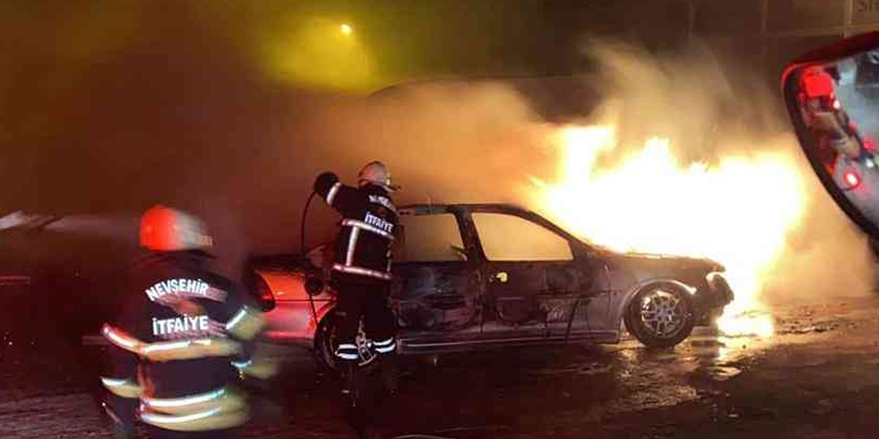 Sanayi sitesinde park halindeki araç alev topuna döndü