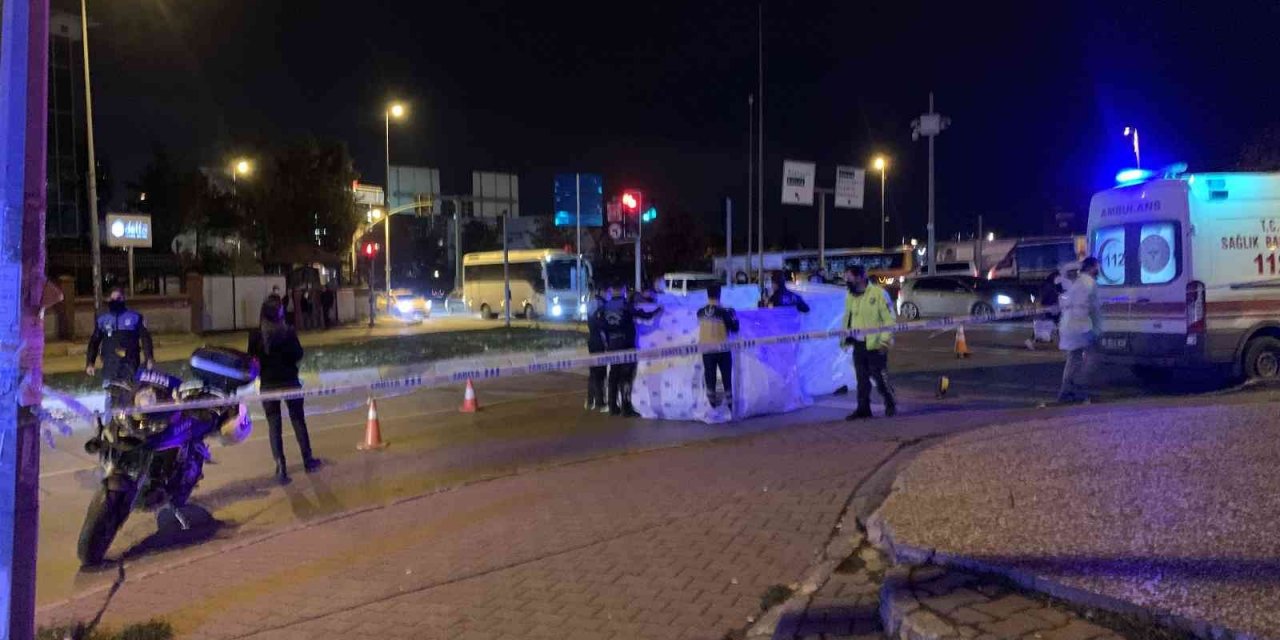 Yolun karşısına geçmeye çalışan yaşlı kadın tankerin altında can verdi