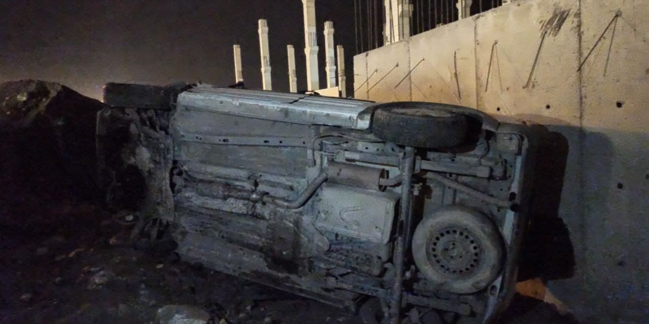 Taklalar atan araç inşaat temeline uçtu! Anne ve 2 çocuğu yaralandı