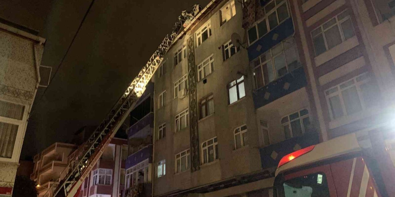 İstanbul’da 5 katlı binanın çatısında korkutan yangın