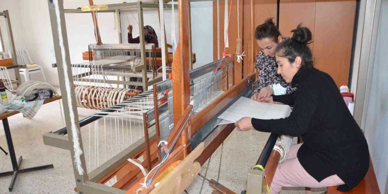 İbradı'da 300 yıllık geleneksel dokuma örtüler yeniden hayat buluyor