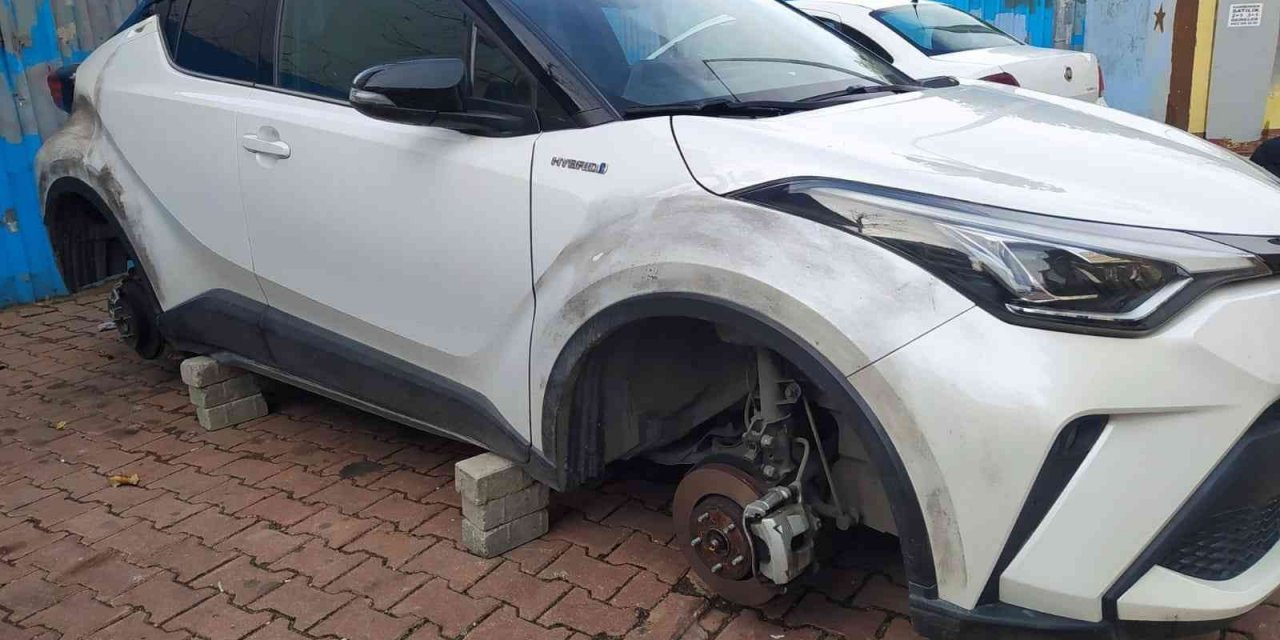 Çiçek Abbas filmi gerçek oldu! 4 lastiğini jantları ile birlikte çaldı