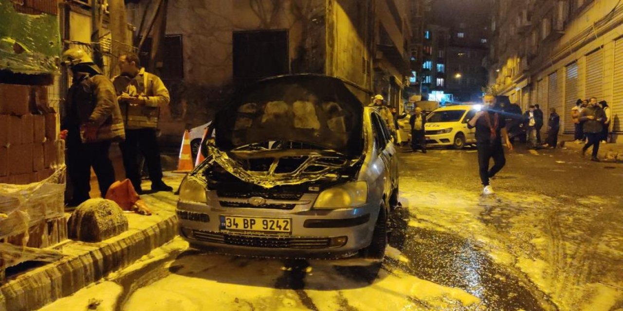 Park halindeki alev alev yanan otomobil kullanılamaz hale geldi