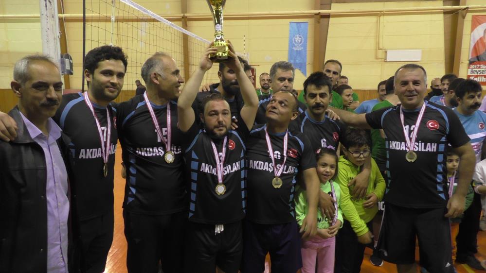 Beyşehir'de düzenlenen voleybol turnuvasının şampiyonu Ali Akkanat Anadolu Lisesi oldu