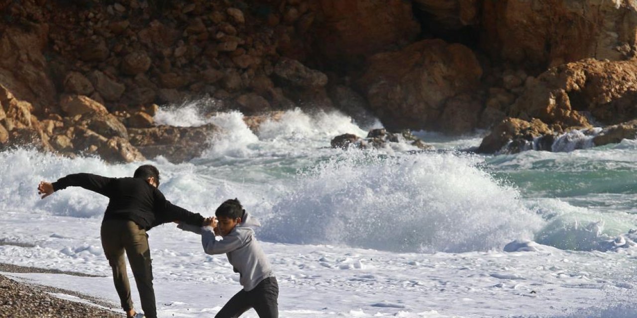 Bu görüntü Antalya'da kaydedildi: Bu çocukların başına bir şey gelse kim hesap verecek?