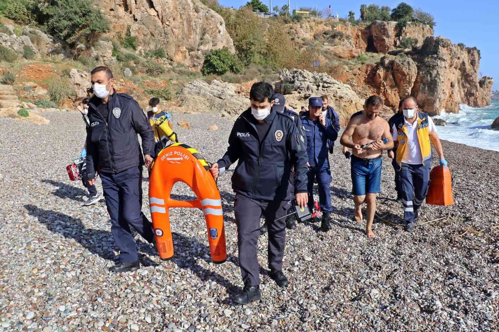Uyarılara aldırmadı denizde boğularak can veriyordu