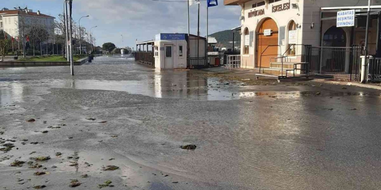 Büyükada’da dev dalgalar iskeleyi yıktı! Yollar su altında kaldı