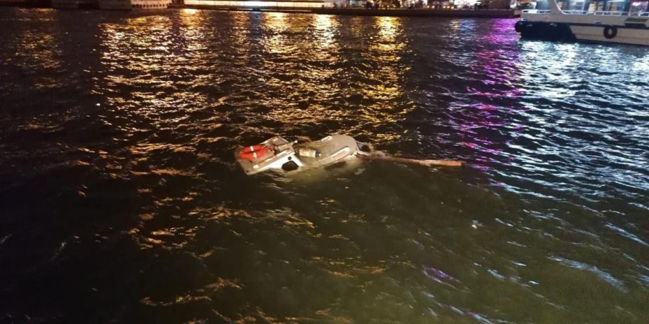 Kadıköy’de batık halde sürüklenen tekneyi Kıyı Emniyeti kurtardı