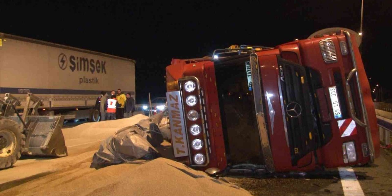 Otoyolunda bariyerlere çarpan buğday yüklü tır devrildi! 2 yaralı