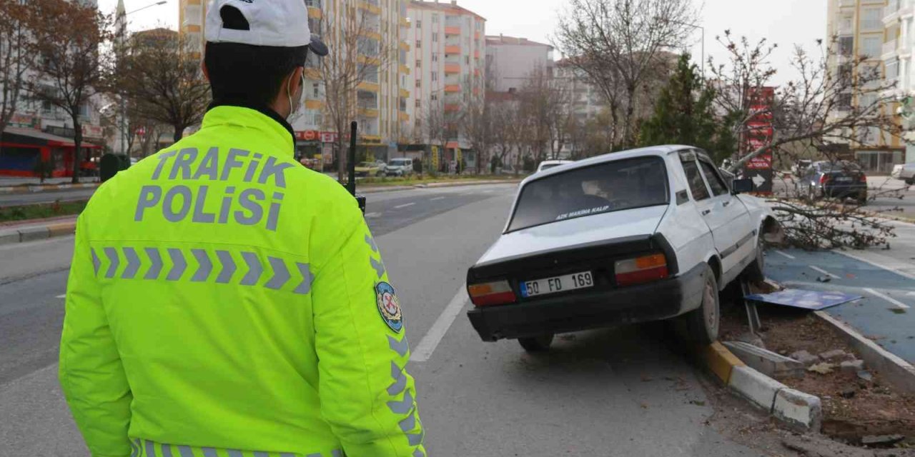 Kaldırıma çıkan otomobil ağaca çarptı! 1 yaralı
