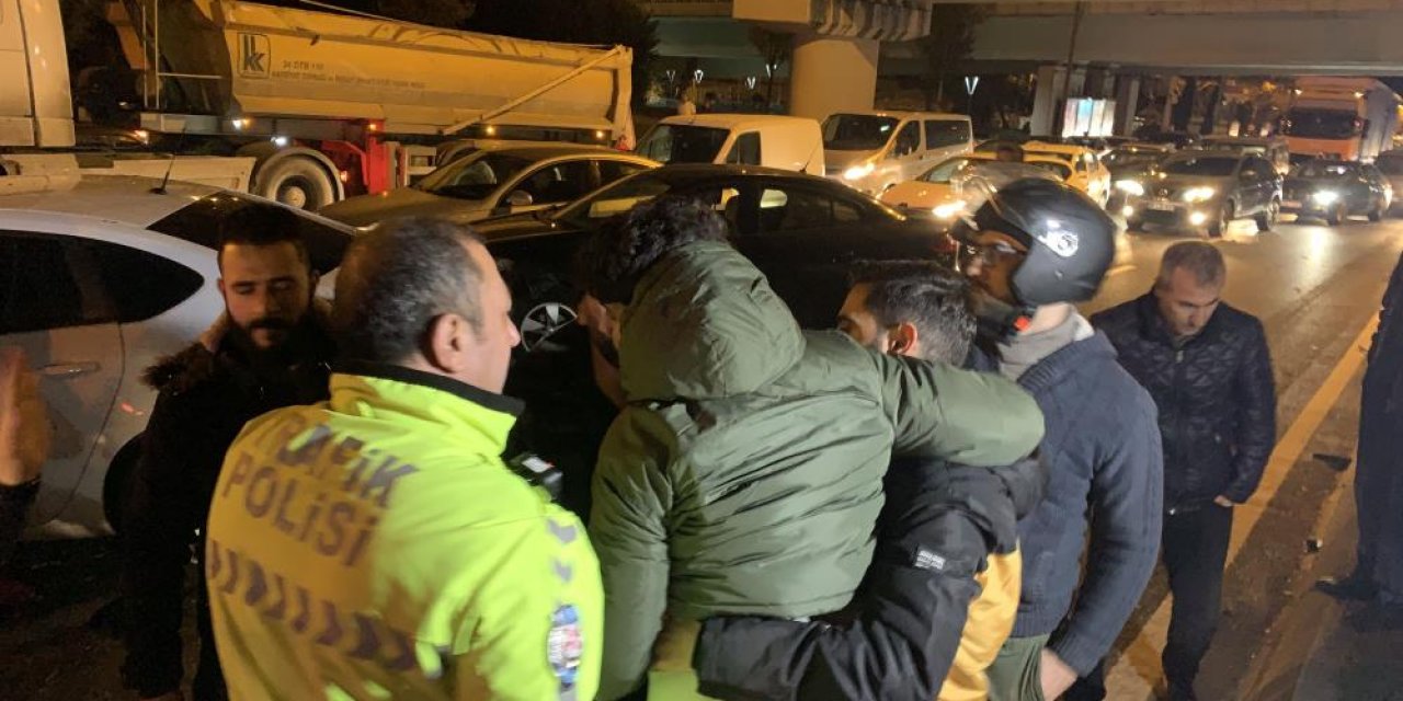 Kontrolden çıkan kamyonet bir otomobile ardından karşı şeride geçip 2 araca çarptı! 3'ü ağır 4 yaralı