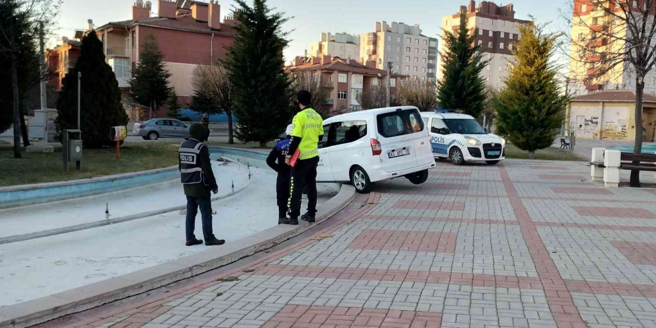 Konya'da alkollü sürücü sokak zannettiği süs havuzuna daldı
