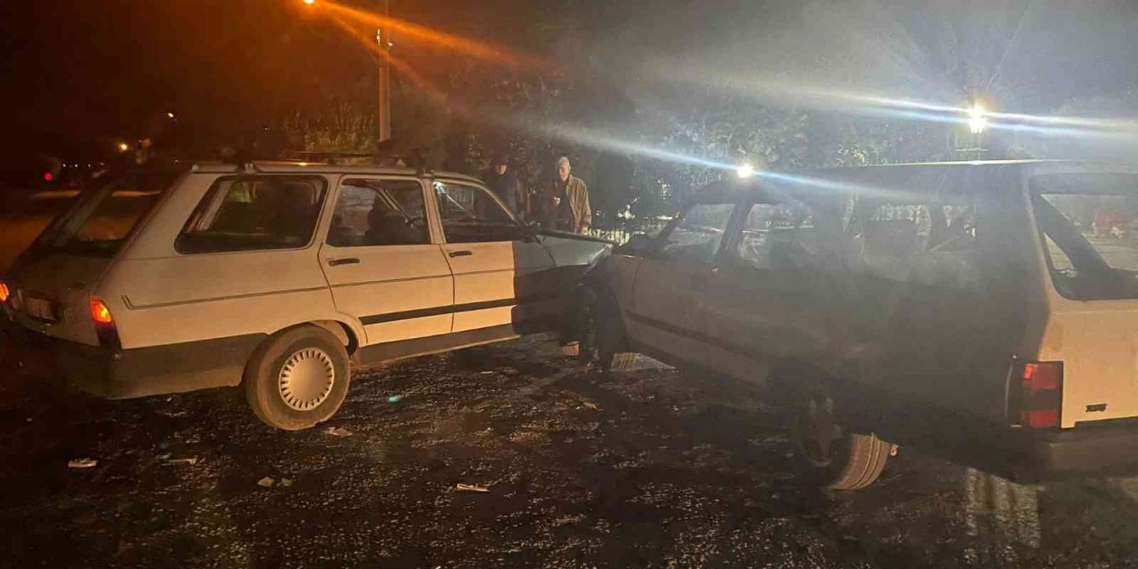 İki otomobil kafa kafaya çarpıştı! 1'i çocuk 3 yaralı