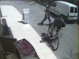 Bisiklet hırsızı kameralara yakalandı