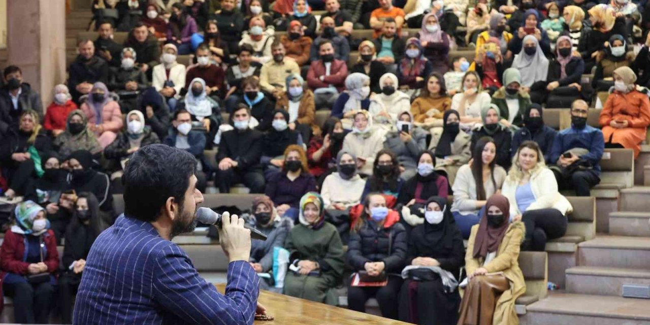 Serdar Tuncer kitap fuarının ilk konuğu oldu