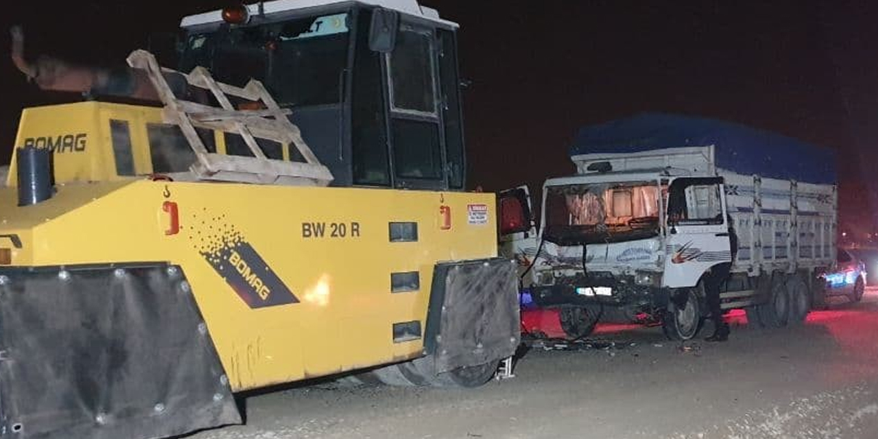 Aksaray'da alkollü 3 kuzen kamyonetle kapalı yolda iş makinesine çarptı
