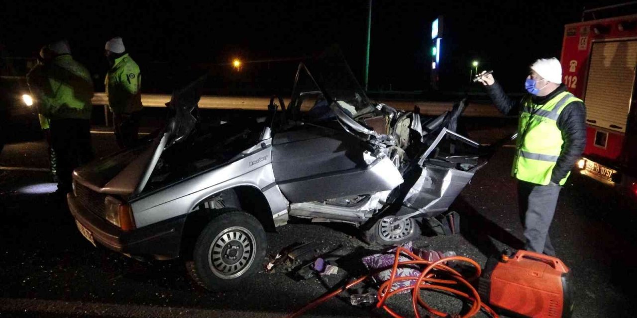 Kayseri-Sivas yolunda korkunç kaza! Tıra çarpan otomobil kağıt gibi ezildi: 2 ölü 1 yaralı