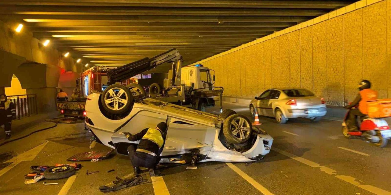 Alt geçitte takla atan otomobili bırakıp kaçtılar
