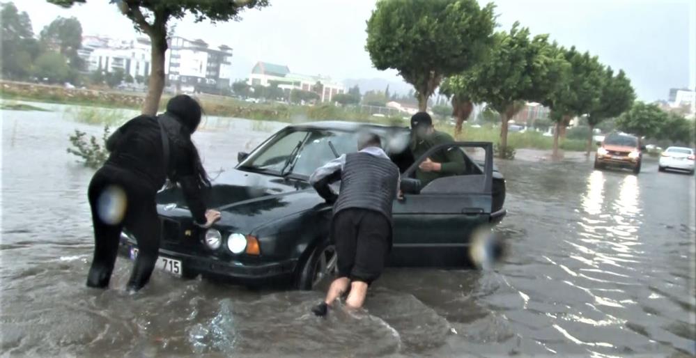 Antalya'ya yapılmayan yatırımlar yağmur ve fırtınayla gün yüzüne çıktı
