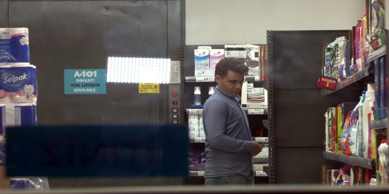 Markete giren hırsızlar kasiyeri bıçakladı